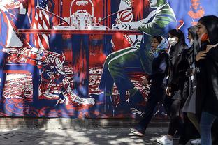 致敬传奇！瓦伦西亚主场为大卫-席尔瓦设巨幅肖像 球员亲自揭幕